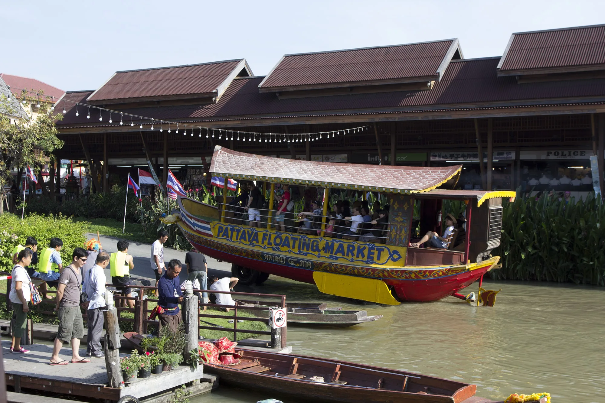 Thai cultural performance at the Floating Market