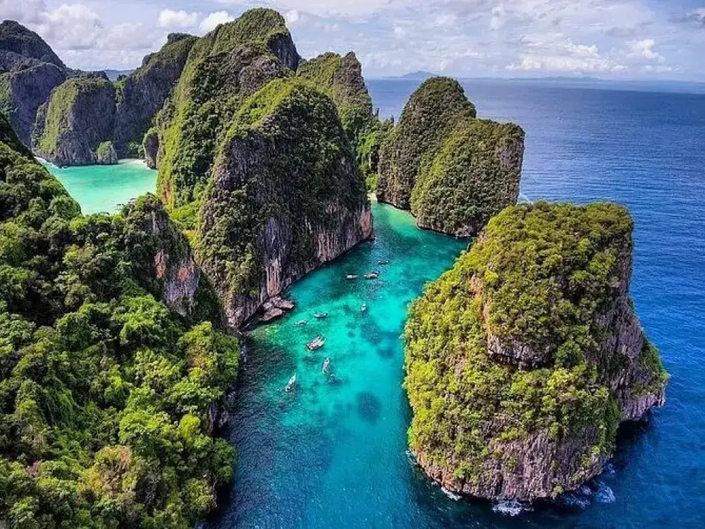 Emerald water of Pileh Lagoon between Phi Phi cliffs
