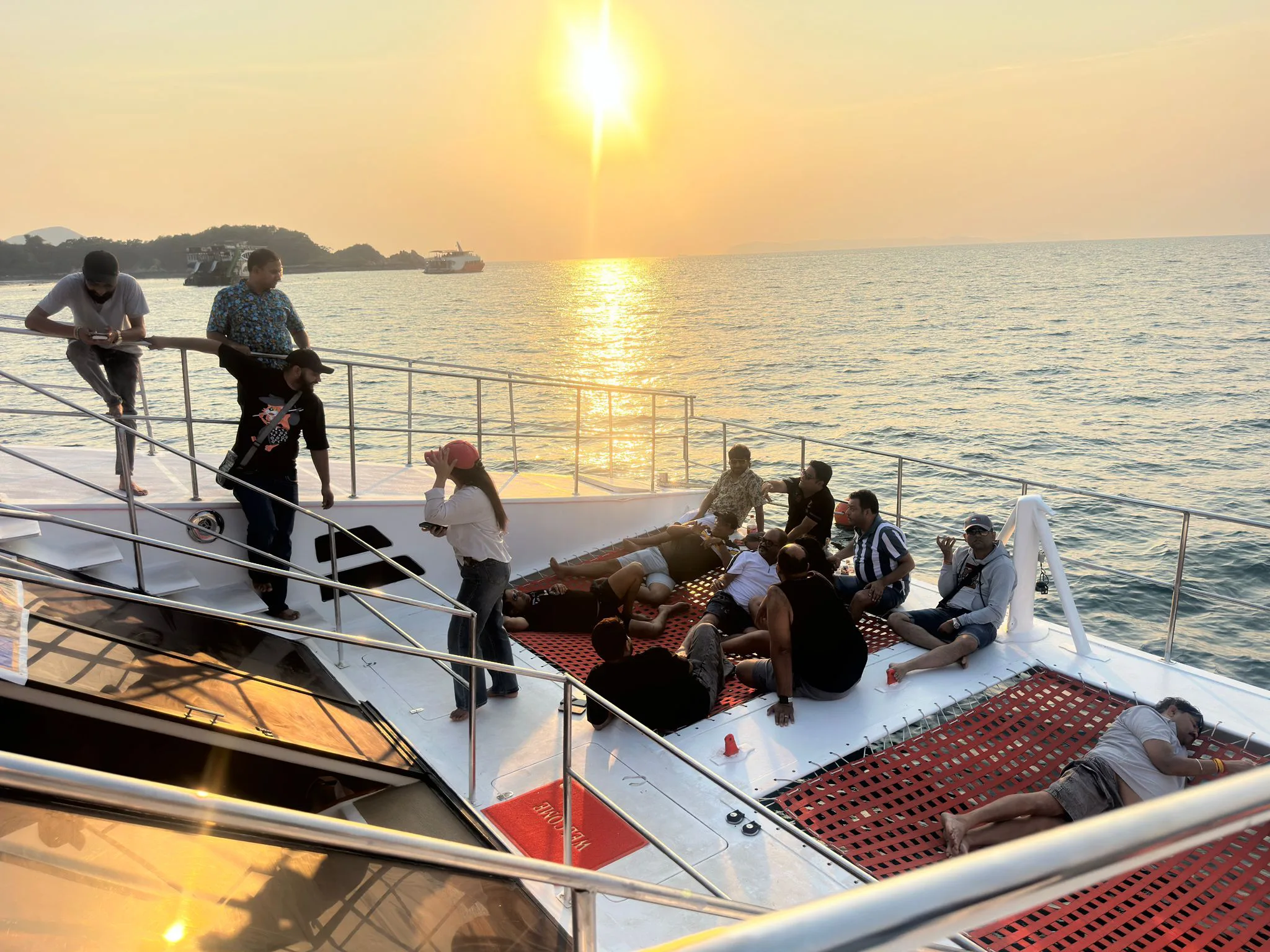 Sharing yacht party Pattaya - deck view